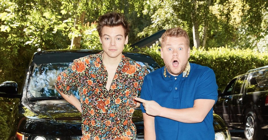 Harry Styles beija James Corden em Carpool Karaoke de Natal