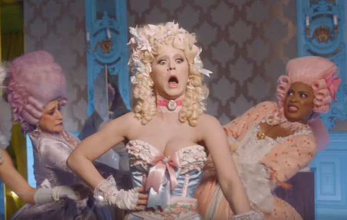 Katy Perry sonha em ser guerreira no clipe de “Hey Hey Hey”