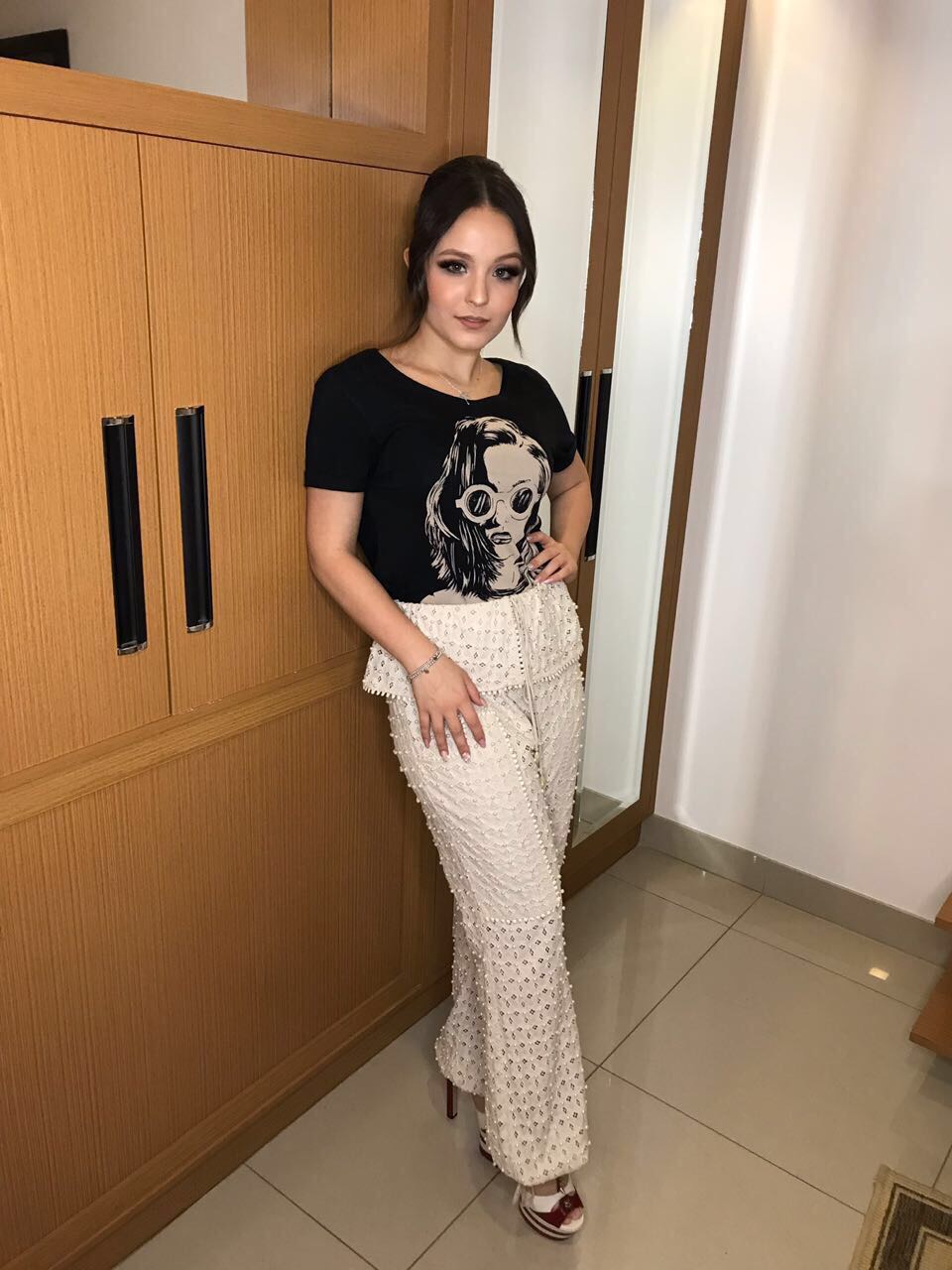 Look do Dia: Larissa Manoela apostou na calça pantalona e lacrou!