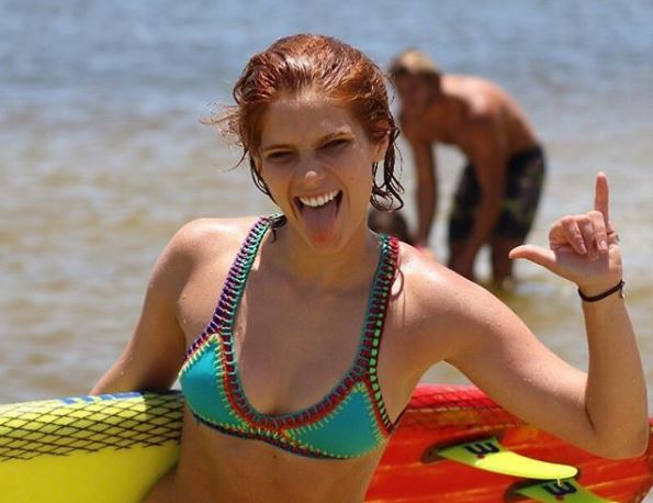 Isabella Santoni é vista aos beijos com surfista em praia do Rio