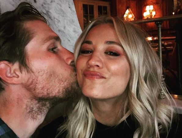 Kaley Cuoco tem a melhor reação ao ser pedida em casamento!