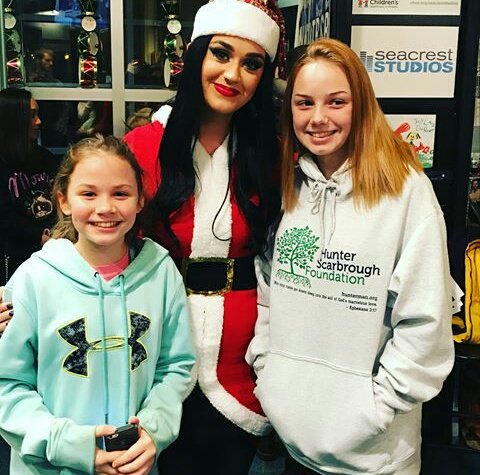 Katy Perry se transforma em Mamãe Noel e faz surpresa em hospital