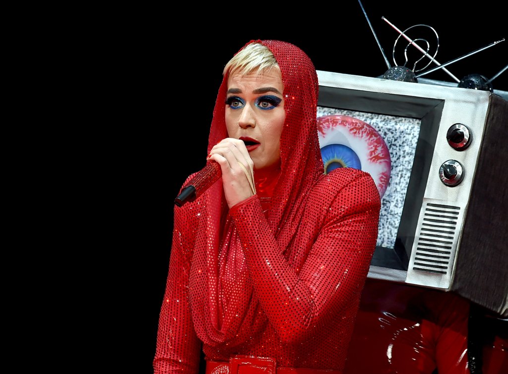 Plateia de show canta “parabéns” para mãe de Katy Perry