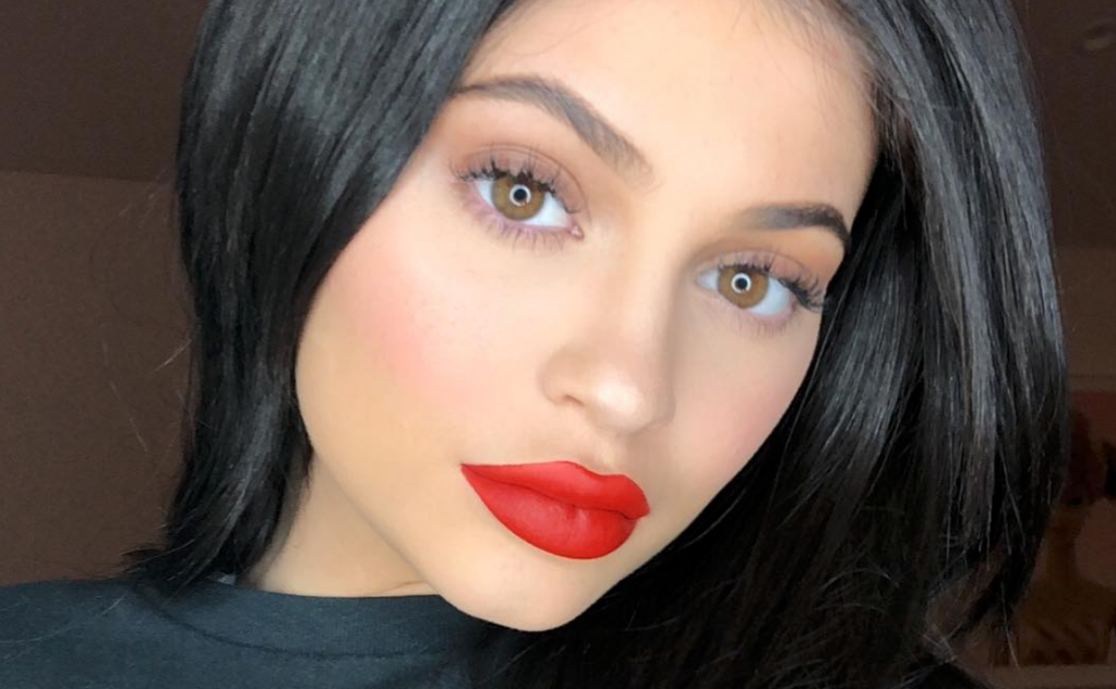 Kylie Jenner não aparece no cartão de Natal da família Kardashian