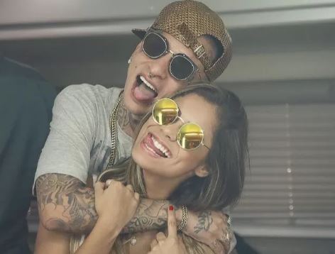 Muito amor! MC Guimê tatuou a data de seu casamento com Lexa
