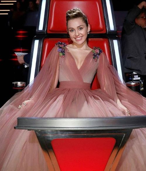 Miley Cyrus se vestiu como uma fada na final do The Voice