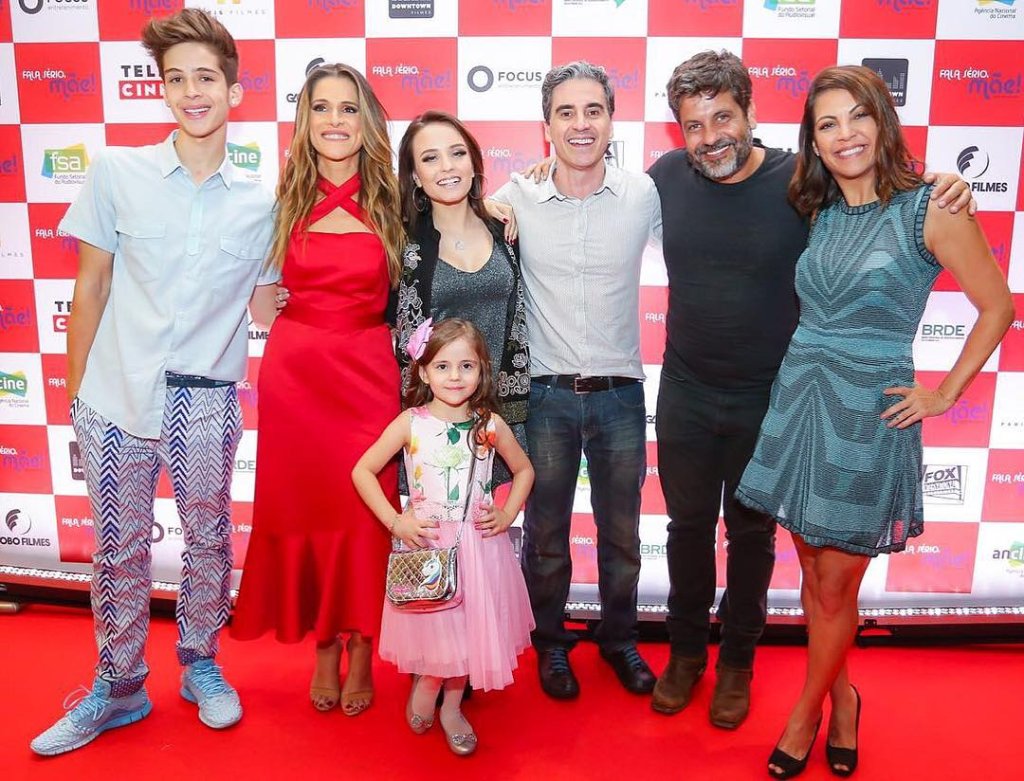 Mini Larissa Manoela rouba a cena na estreia de Fala Sério, Mãe