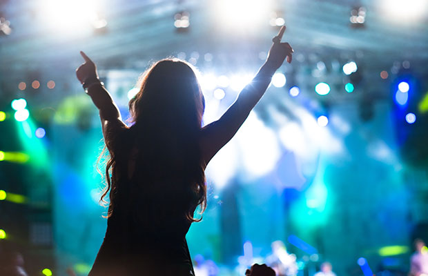 Pessoas que vão a shows regularmente são mais felizes, diz estudo