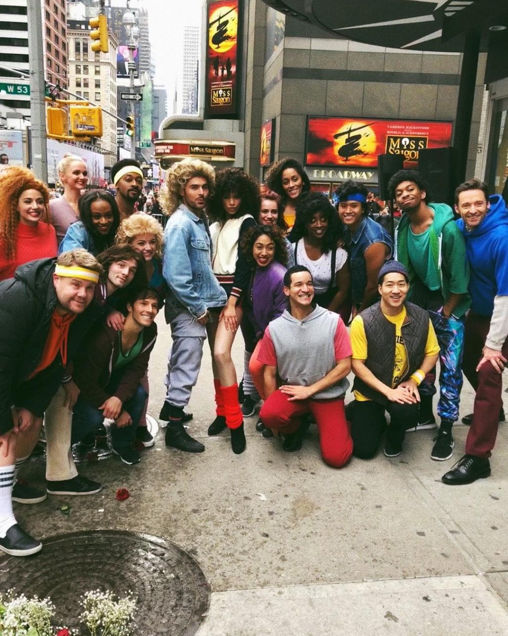 Zac Efron e Zendaya refazem cenas de musicais na rua de Nova York