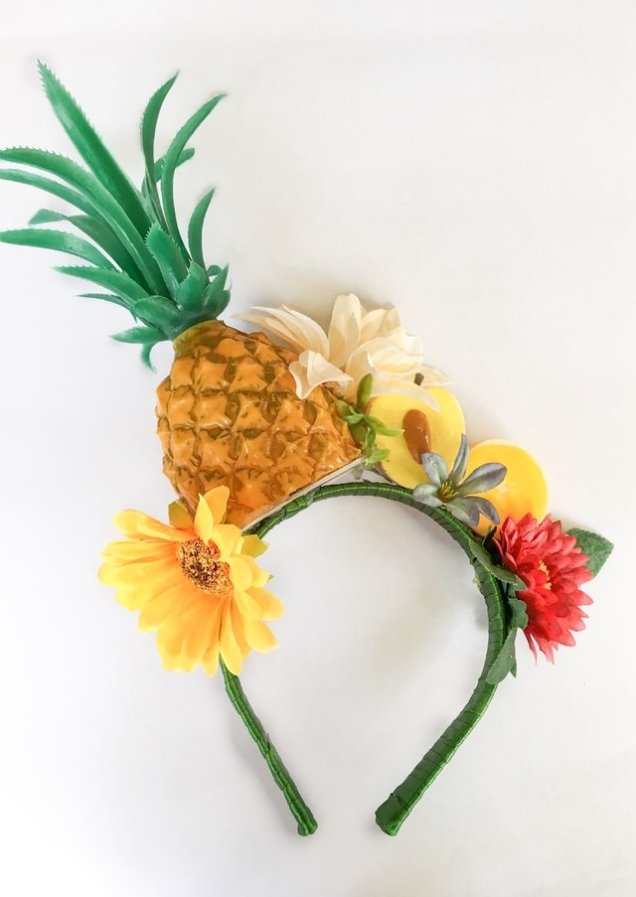 <a href="https://www.amicamia.com.br/carnaval-2018/tiara-tropical/?variant=54131252">Amica Mia</a> (R$ 85*). <a href="https://www.amicamia.com.br/carnaval-2018/tiara-tropical/?variant=54131252">Amica Mia</a> (R$ 85*).