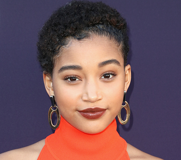 Amandla Stenberg está com trancinhas coloridas no cabelo