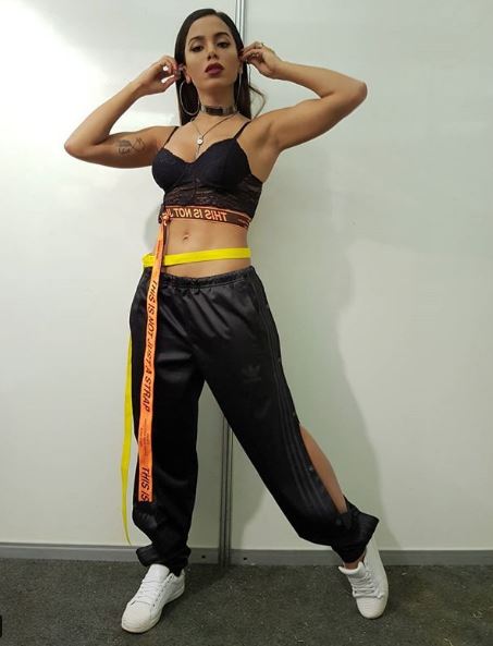 anitta-calça-com-fenda-lateral