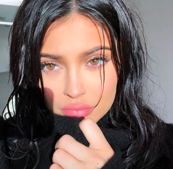 Kylie Jenner comemora um mês de Stormi com foto fofinha