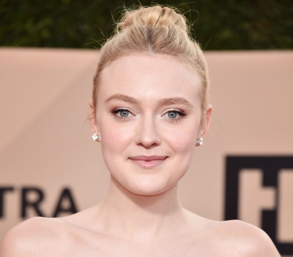 O segredo das sobrancelhas fartas da Dakota Fanning é bem simples