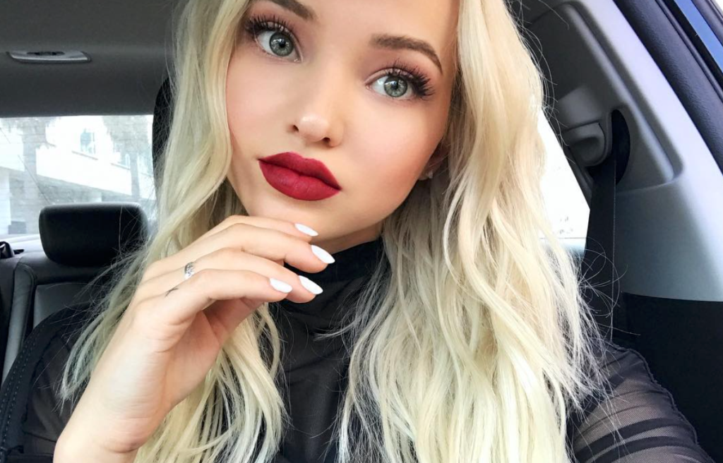 Dove Cameron posta foto sem sutiã e manda recado sobre liberdade feminina