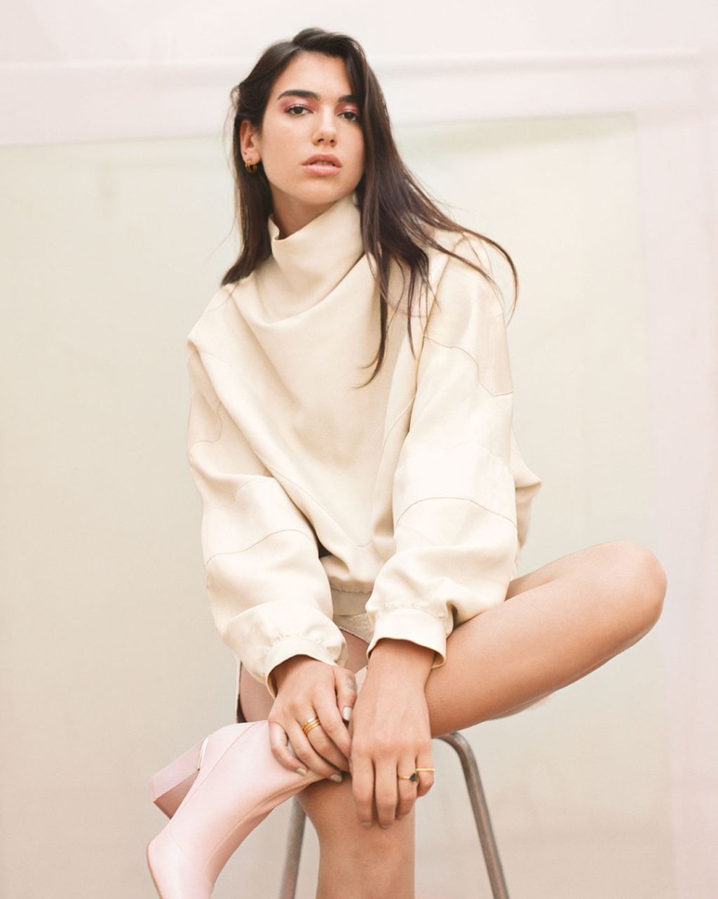 dua-lipa-pisao-jornalista-diz-que-voltou-ex