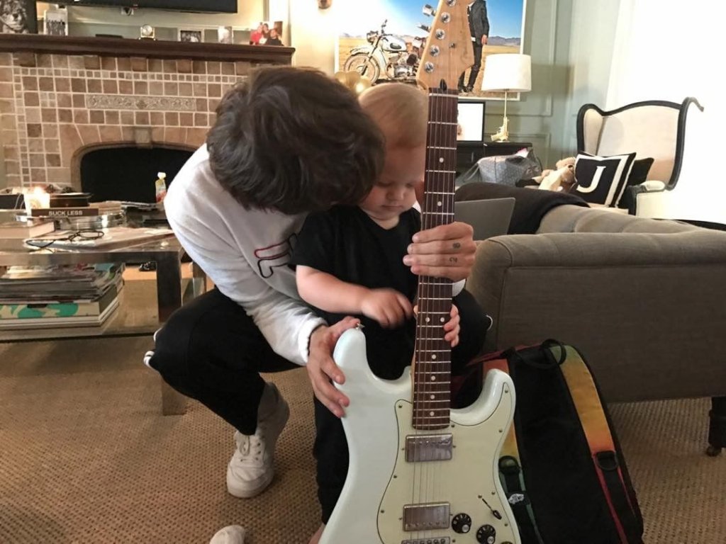 Freddie, filho do Louis Tomlinson, comemora aniversário na Disney