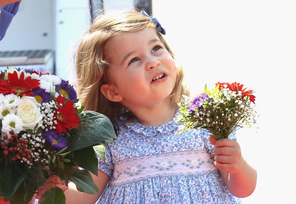 Toda fofa, princesa Charlotte vai para a escola pela primeira vez