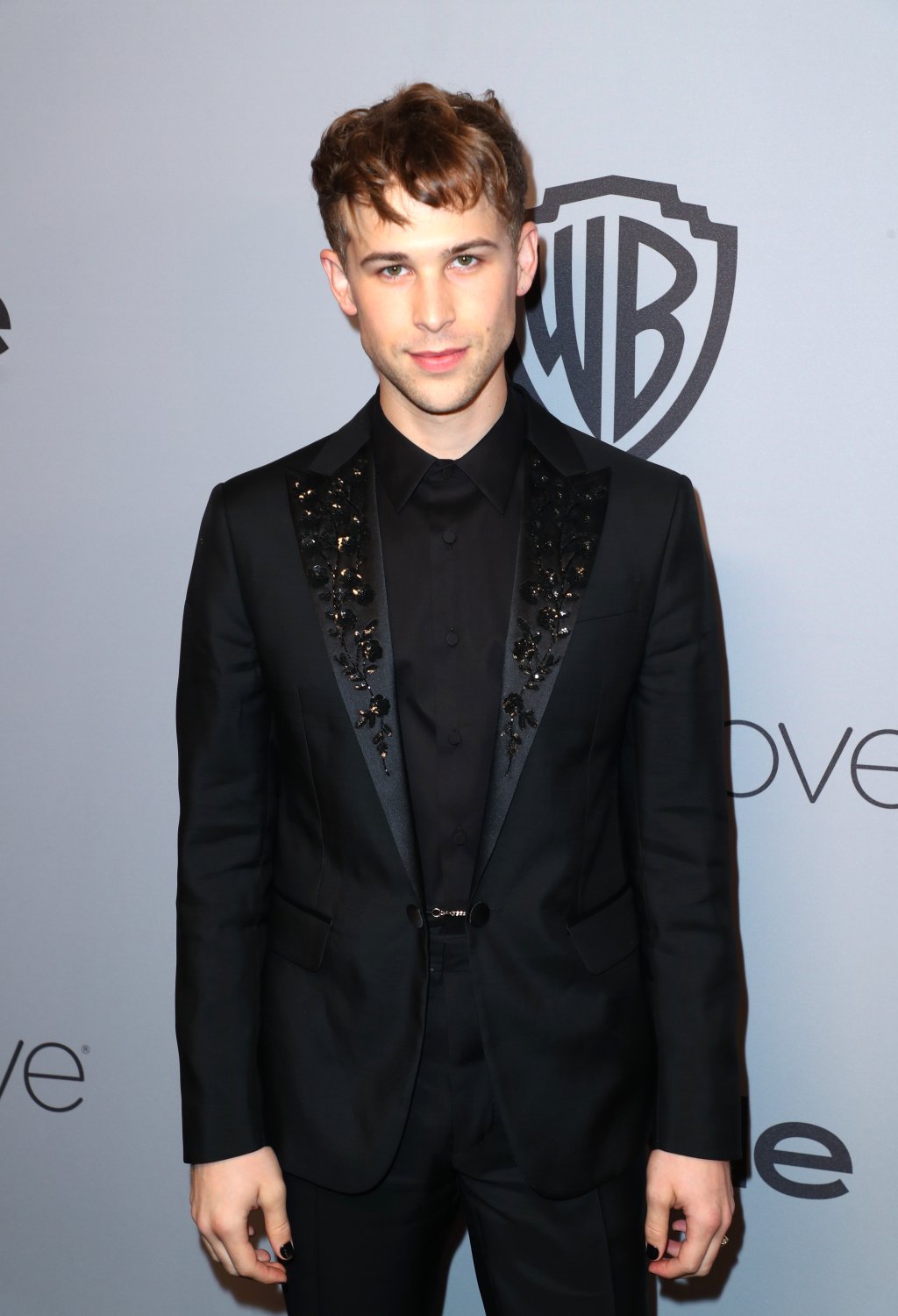 Ator de 13 Reasons Why usou vestido para festa do Globo de Ouro