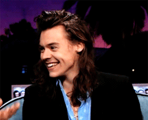 Harry Styles é “gente como a gente” ao prender a franja