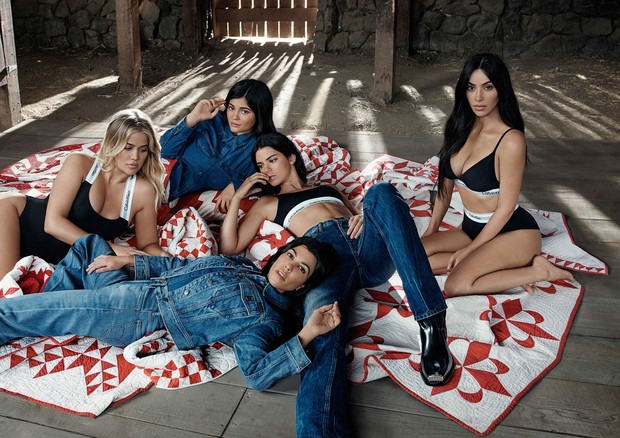 As irmãs Kardashian-Jenner se fantasiaram de Angels da Victoria’s Secret