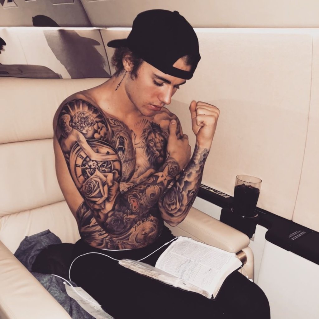 É oficial! Justin Bieber fechou o torso com tatuagens