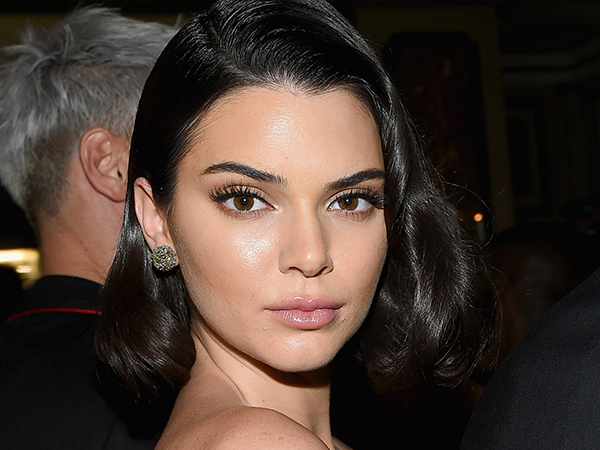 Críticas sobre espinhas de Kendall Jenner irritam a galera da web