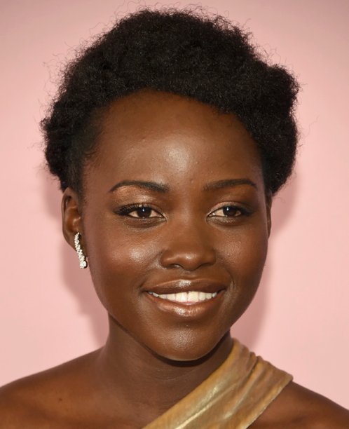 Reparou que em cada pele o efeito do nude muda? Lupita Nyong'o foi no metalizado com fundo dourado.