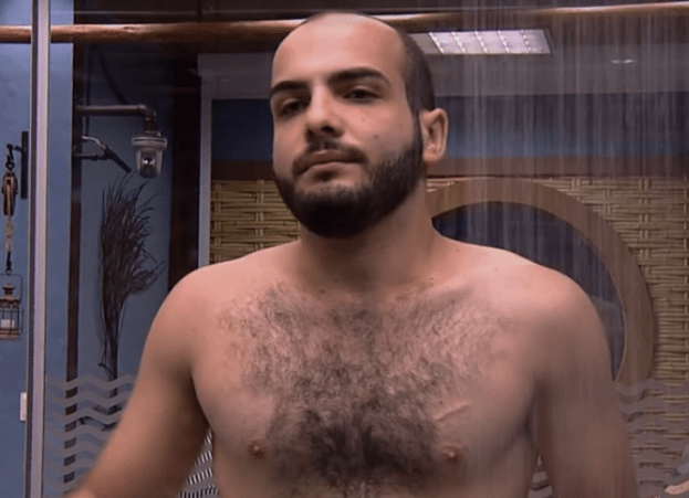 Mahmoud “esquece” que está no BBB e toma banho pelado