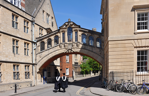 Que marco! Oxford aprova mais mulheres que homens em vestibular
