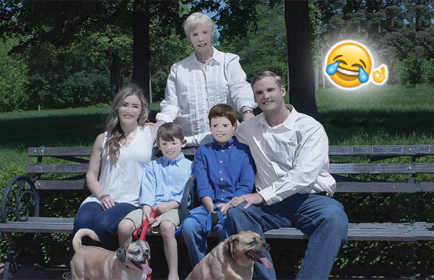 Photoshop em álbum de família é tão ruim que ficou bom