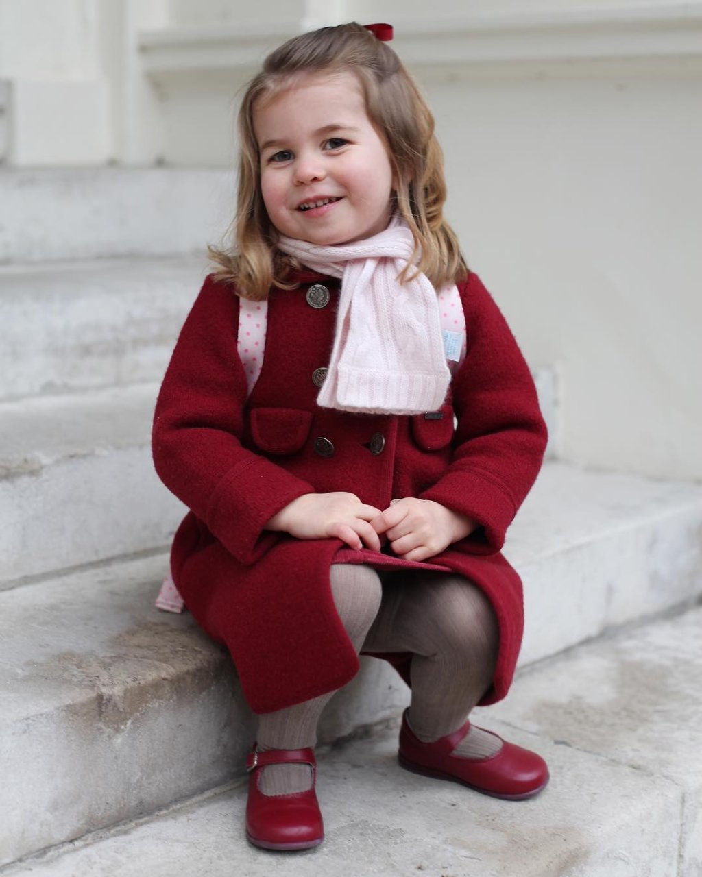 A foto da princesa Charlotte com o príncipe Louis no colo é muito fofa