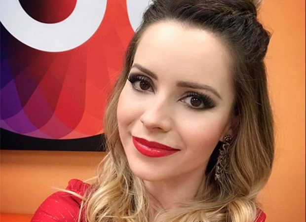 Sandy retoca o loiro e aproveita para cortar (bastante) o cabelo