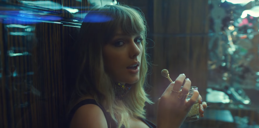 taylor-swift-passa-por-3-paises-diferentes-no-clipe-end-game