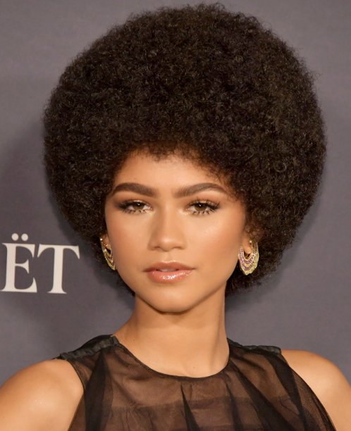 Zendaya muito deusa com o make iluminado e o gloss nos lábios!