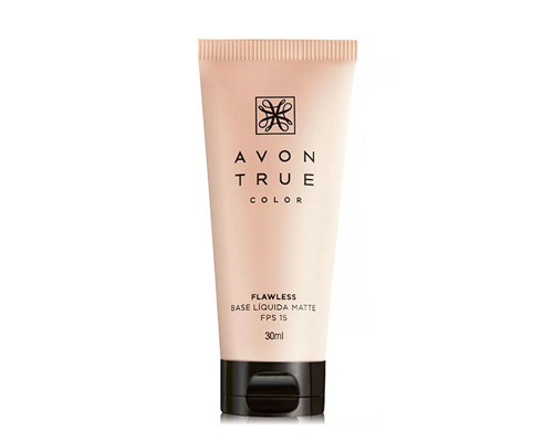 Ao todo, a base True Color, da Avon (R$ 39,99*), conta com 18 tons. O acabamento é mate, mas segundo a <a href="https://www.youtube.com/watch?v=qkRnCy8U-x0&t=300s">Maraisa Fidelis</a>, ela é bem confortável e não resseca no rosto. A cobertura é leve à média.