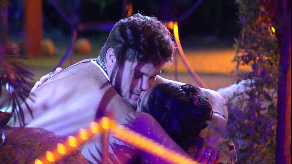 BBB18: Breno dá selinho em Paula na festa… E nada de GleiGner!