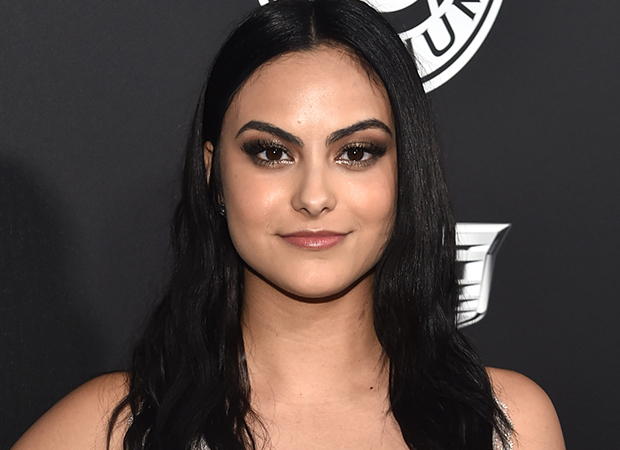 Camila Mendes, de Riverdale, posa sem maquiagem para revista