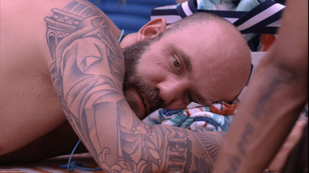 BBB18: Caruso recebe atendimento médico de madrugada