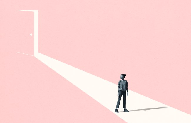 3 fatos sobre as cotas que vão além da entrada na universidade Ilustração de uma menina negra olhando para trás, onde existe a imagem de uma porta entreaberta, uma metáfora para abertura de caminhos