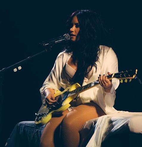 É oficial! Demi Lovato confirma adiamento da turnê no Brasil