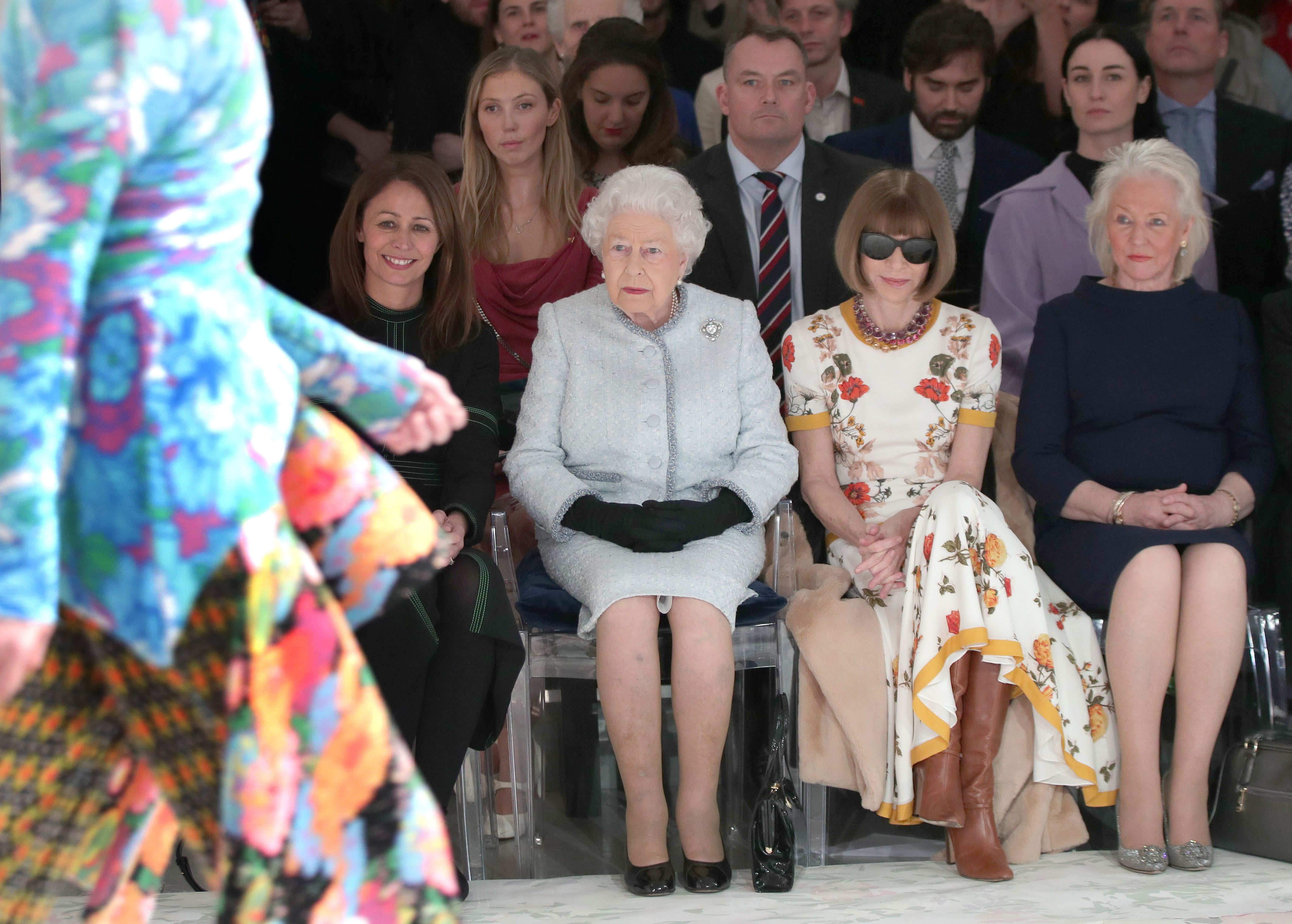 Rainha Elizabeth assistiu ao desfile da grife Richard Quinn durante a semana de moda de Londres