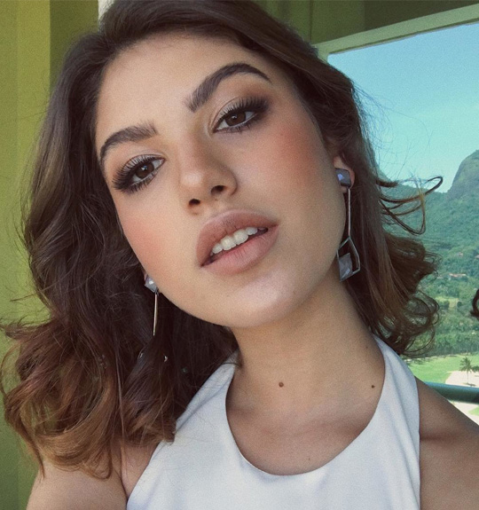 giovana-grigio-faz-a-propria-maquiagem