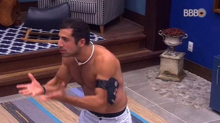 BBB18: brothers são surpreendidos por cobra na cozinha