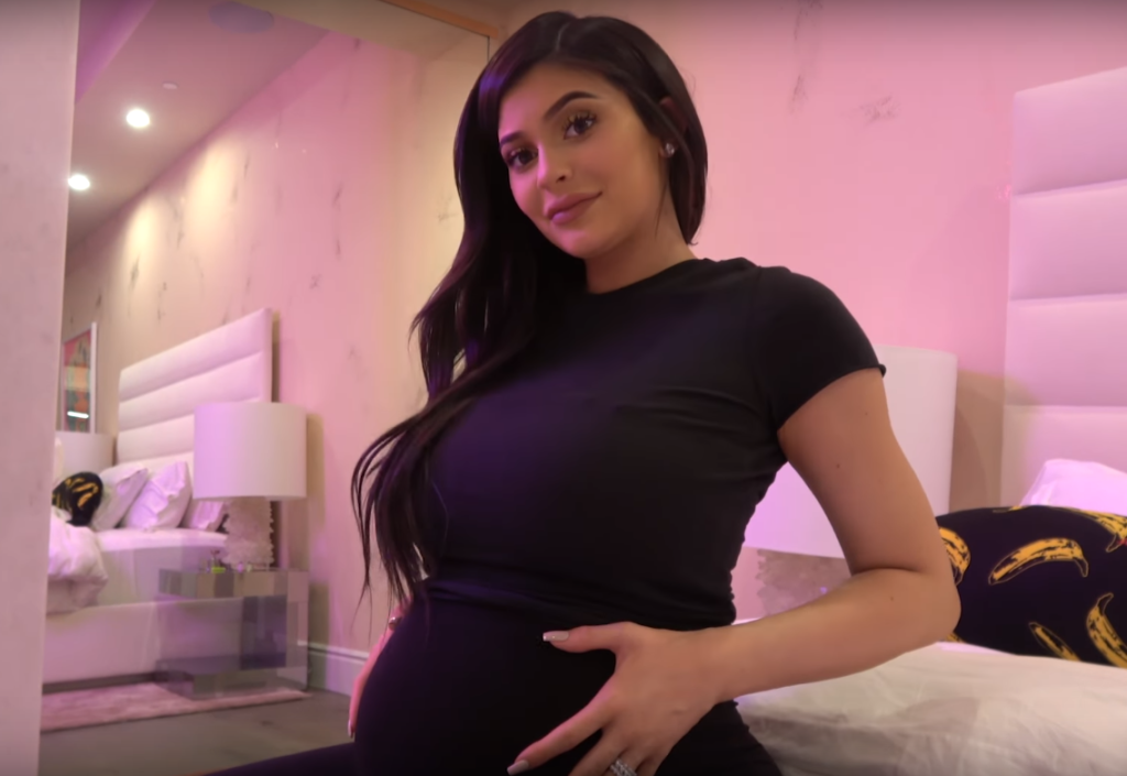 Os fãs tão achando que descobriram o nome da bebê de Kylie Jenner