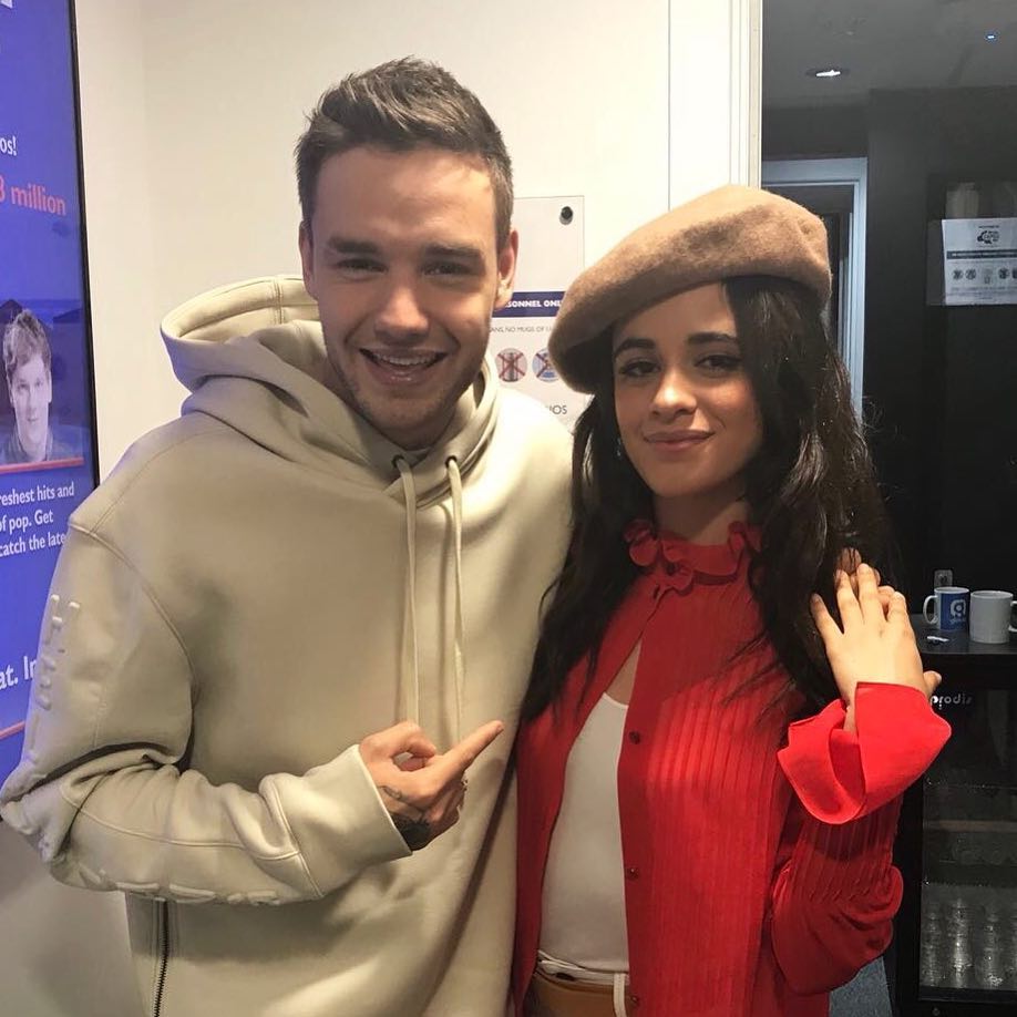 Liam Payne e Camila Cabello cantam juntos em programa de rádio