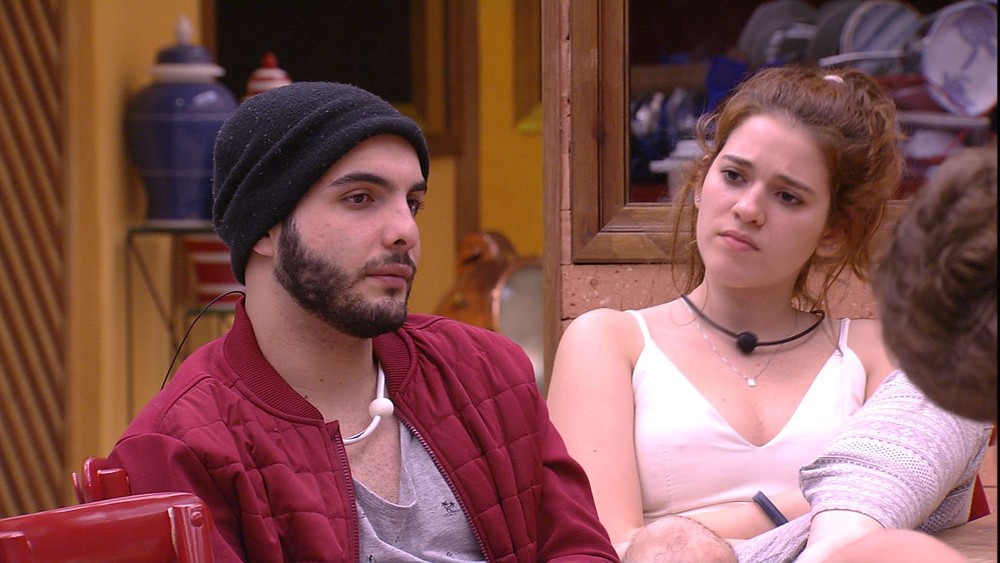 BBB18: Mahmoud raspa a cabeça e fica 100% careca