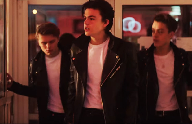 New Hope Club volta para os anos 50 em clipe de Tiger Feet