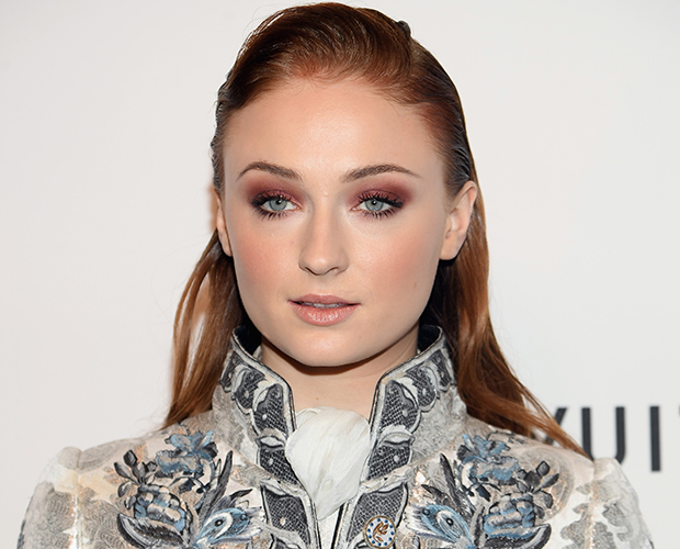 Sophie Turner usou maiô com um acessório bem ~inusitado~