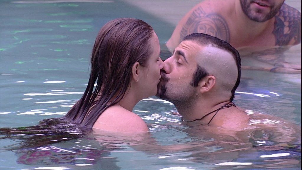 BBB18: Kaysar e Patrícia “casaram” com direito a aliança e padre!